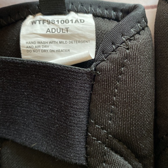 Wilson Adult Football Carnage Series Elbow Pad (Black) High Impact Protection - Picture 3 of 5